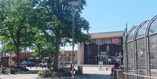 Der Bahnhofsplatz in Traunstein: Hier soll sich die Tat am frühen Samstagmorgen ereignet haben. Im Zuge einer eingeleiteten Fahndung konnte ein 17-jähriger Verdächtiger festgenommen werden. Foto Eichstädter
