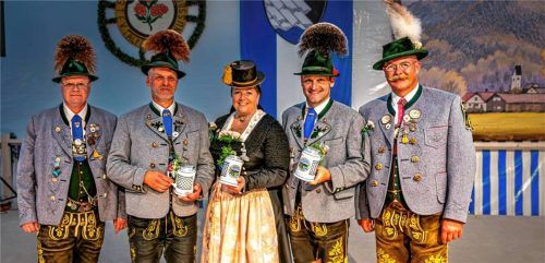 Der Bayerische Inngau dankt dem Festverein mit stellvertretendem Gauvorsitzenden Markus Kronberger (links) und Gauvorsitzenden Pankraz Perfler sowie dem Festverein mit Vorstandsmitglied Andreas Mayer, Schirmherrin und Bürgermeisterin Susanne Grandauer und Festleiter Peter Oberauer mit einem Gaukrügerl.Fotos Rainer Nitzsche