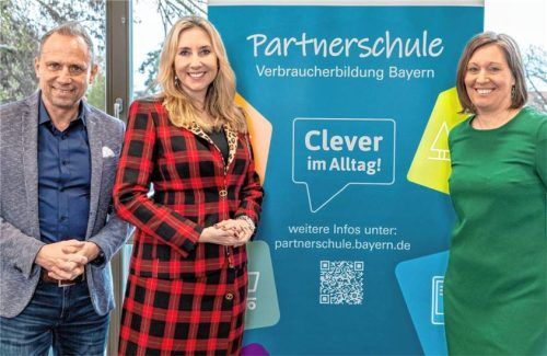 Der Bayerische Verbraucherschutzminister Thorsten Glauber mit der Bayerischen Kultusministerin Anna Stolz (Mitte) und der Landesvorsitzenden des VerbraucherService Bayern, Eva Fuchs. Foto Fabian Gebert, StMUK
