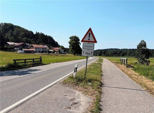 Der Bereich der St2093 kurz vor dem Ortsteil Fellerer. Dort gibt es beidseits der St2093 jeweils eine unbeleuchtete Bushaltestelle. Ein Schild warnt vor einem Linksabbieger in 500 Metern. Foto Kirchner