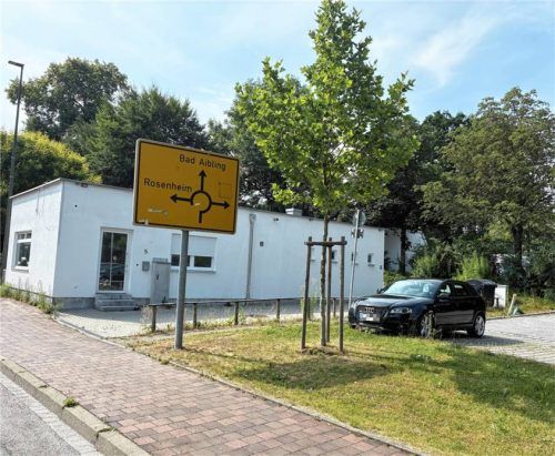 Der Besitzer des Grundstücks, auf dem dieses kleine Gebäude steht, hat zahlreiche Einwände gegen das geplante Parkhaus am Kolbermoorer Bahnhof vorgebracht. Foto Weinzierl