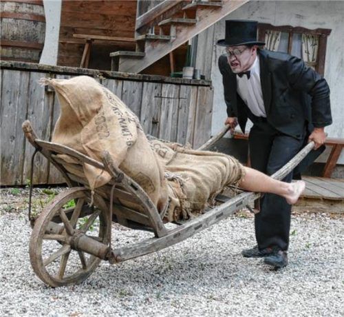 Der Boandlkramer hat ein neues Opfer und transportiert es auf seinem alten Radlbock in den Himmel. Foto Wegscheider