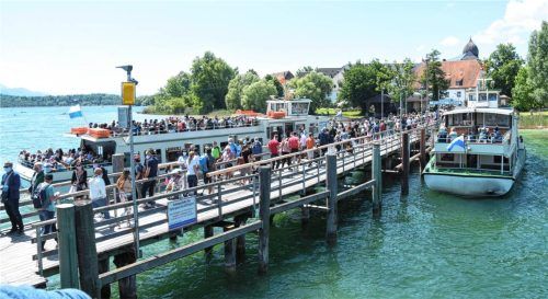 Der Chiemsee mit seinen Inseln ist Anziehungspunkt für viele Touristen. Foto IMAGO / Lindenthaler
