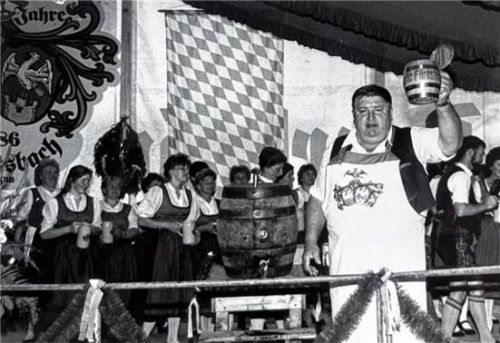 Der damalige Bürgermeister und Festleiter Sebastian Grad bei der Eröffnung der Festwoche im Festzelt. Die Aufnahme entstand im Juli 1986. Foto Volkhard Steffenhagen