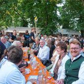 <p>Der Ehrentisch ist immer gut besetzt, hier mit Bürgermeister Roland Kamhuber (vorne).</p>