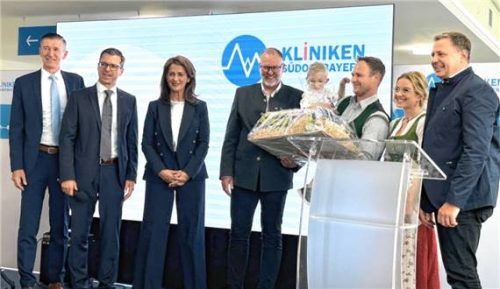 Der emotionale Höhepunkt der Einweihungsfeier: Der kleine Moritz aus Nußdorf, vor fünf Jahren als Frühchen in der Kinderklinik geboren, freute sich gemeinsam mit seinen Eltern Stefanie und Johannes Pöschl riesig über den Spielzeug-Mähdrescher, den ihm die Ehrengäste schenkten. Dies waren (von links): KSOB-Vorstandsvorsitzender Dr. Uwe Gretscher, KSOB-Vorsitzender Philipp Hämmerle, Staatsministerin Michaela Kaniber und Traunsteins Landrat Andreas Danzer sowie (rechts) der Landrat des Landkreises Berchtesgadener Land, Michael Koller. Foto RE