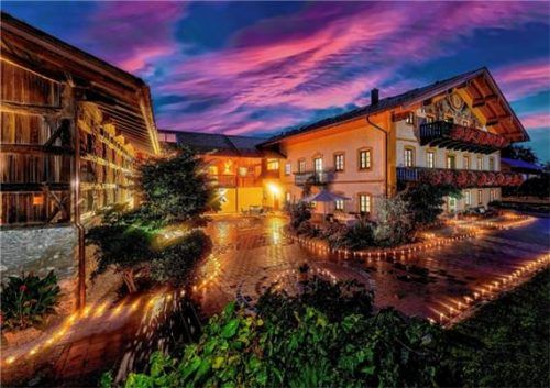 Der festlich beleuchtete Moierhof in Gstadt bei Sonnenuntergang. Foto 2026 OVB