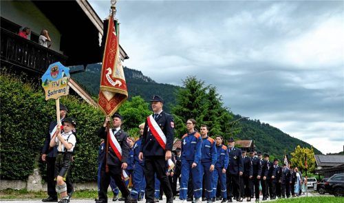 Der Festverein – die Freiwillige Feuerwehr Sachrang – mit dem neuen Vereinstaferl beim Festumzug auf dem Weg zum Festgottesdienst an der Ölbergkapelle.