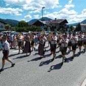 Historischer Festzug mit 40 Musikkapellen bewegt sich durch Ort