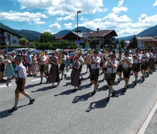 Der Gastgeber, die Musikkapelle Reit im Winkl, marschiert durch den Ort. Fotos Hauser