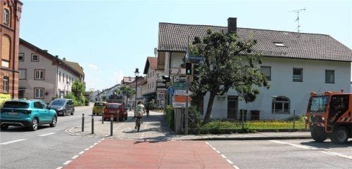 Der Geh- und Radweg an der Salzburger Straße mit roter Markierung.