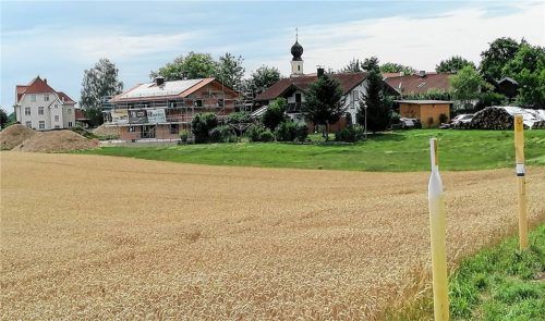 Der Gemeinderat von Seeon-Seebruck hat die Planungsverfahren für das neue Wohnbaugebiet „Seeon-Dorf“ abgeschlossen – noch in diesem Herbst sollen die Erschließungsarbeiten beginnen. Foto Rasch
