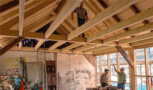 Der Innenausbau geht voran, von engagierten Vereinsmitgliedern begutachtet. Foto Hoffmann