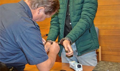 Der inzwischen 45-jährige Angeklagte im Mordprozess um den gewaltsamen Tod von Eman E. in Bad Aibling wurde am gestrigen Dienstag gefesselt an Händen und Füßen von der Polizei vorgeführt. Foto Kretzmer-Diepold