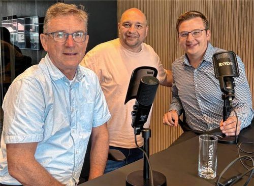 Der langjährige Samerberger Bürgermeister Georg Huber (von links), Sportredakteur Thomas Neumeier und Neubeuerns Bürgermeister Christoph Schneider.Foto re