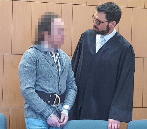 Der Mann aus dem Landkreis Traunstein, damals 40 Jahre alt und hier neben seinem Verteidiger, griff einen Rosenheimer an dessen Wohnungstür an. Der Fall ist den Ermittlern noch zwei Jahre danach genau im Gedächtnis geblieben. Foto Eichstädter