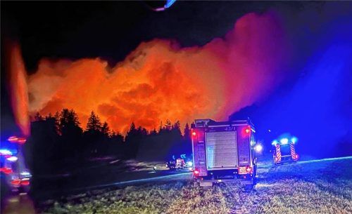 Der Moorbrand im Damberger Filz zwischen Bernau und Übersee ging dank dem schnellen Eingreifen der Feuerwehren glimpflich aus. Doch die Gemeinden in der Region rechnen damit, dass es in Zukunft mehr Waldbrände geben wird, die die Kommunen personell und finanziell überlasten. Foto Kreisfeuerwehrverband Traunstein