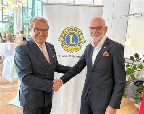 Der neue Präsident des Lions Clubs Rosenheim, Klaus Stöttner (links), dankt Pastpräsident Thomas Möller. Foto re