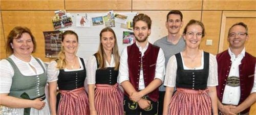 Der neue Vorstand des Musikvereins Grabenstätt: (von links) Vorsitzender Franz Klauser (rechts), Zweiter Vorsitzendcer Oskar Pohl (Mitte), Schriftführerin Michaela Thomas (Zweite von links), Kassierin Elisabeth Wiesholler (Zweite von rechts), Zweiter Kassier Manuel Haitzer (Dritter von rechts) und der neuen Jugendleiterin Melanie Wimmer (Dritte von links). Es gratulierte Zweite Bürgermeisterin Waltraud Hübner (links). Foto Müller