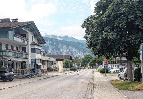 Der Ort ist verkehrsberuhigt, die ansonsten stark frequentierte Staatsstraße 2089, die direkt durch Kiefersfelden führt, fast autofrei. Fotos Hoffmann