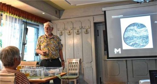 Der renommierte Forscher Dr. Rupert Hochleitner hält einen Vortrag über die verschiedenen Steine der Alpen.Foto Wunderlich