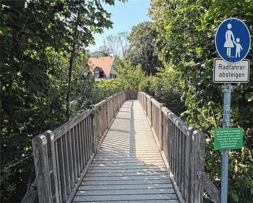 Der Rentmeister-Steg muss langfristig erneuert werden. Ein Schild weist darauf hin, dass Radfahrer absteigen sollen. Foto Kirchner