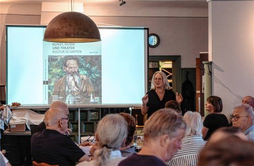 Der Saal im Pruttinger Wirtshaus war proppevoll, als das sechsköpfige Redaktionsteam den Kulturband der Pruttinger Orts-Chronik vorstellte. Hier Bernadette Stöttner, die eine der entscheidenden Triebkräfte hinter dem Projekt war. Foto Thomae