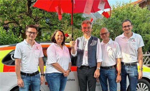 Der Schirm ist bereits gespannt: (von links) Bereitschaftsleiter Matthias Brielmeier, Festleiterin Sabine Heger, Landrat Otto Lederer, Festleiter Alfred Knoblich, stellvertretender Bereitschaftsleiter Marinus Knobloch.Foto BRK-Bereitschaft Bad Aibling