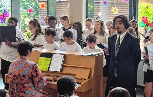 Der Schülersprecher der Schule am Gries, William Preis, bei seiner Darbietung des „Vogelfängers“, gemeinsam mit dem Schulchor unter der Leitung von Nektaria Paletsou (am Klavier). Foto Julia Wenzel