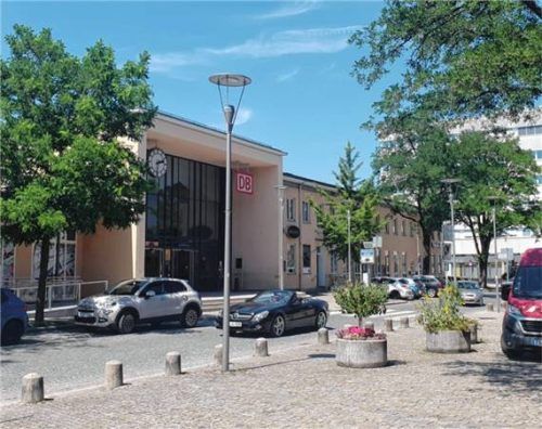 Der Traunsteiner Bahnhof und sein Vorplatz: Bei Messerattacken wurden am vergangenen Wochenende zwei Menschen schwer verletzt. Foto xe