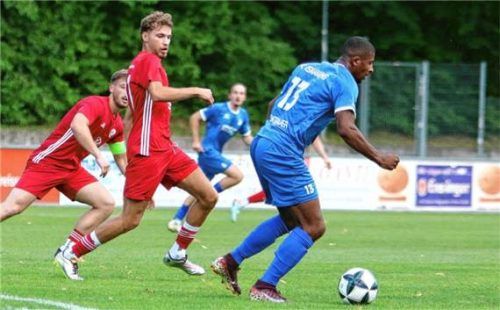 Der TSV 1860 Rosenheim mit Edis Muhameti (Mitte) steht in der zweiten Pokal-Hauptrunde.Foto Wolfgang Fehrmann