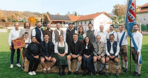 Der TSV Schnaitsee feiert 100 Jahre Vereinsgeschichte: Mitten drin die Vorstandschaft und der Festausschuss samt Fahnenabordnung.