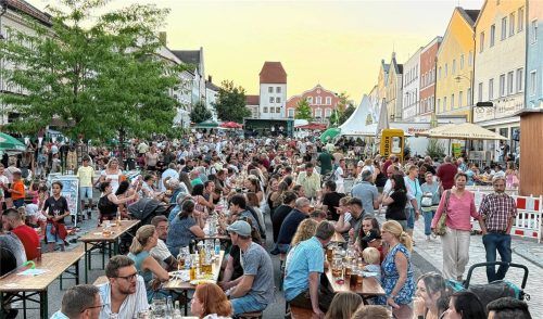 Der Verein EC Schpana Crocodiles organisiert auch dieses Jahr wieder das beliebte Stadtplatzfest: Die Besucher erwartet ein dicht besetzter Stadtplatz, gute Musik und natürlich Speisen und Getränke. Foto EC Schpana Crocodiles