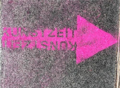 Der Weg durch die „KunstZeit“ wird durch pinke Pfeile am Boden gewiesen. Fotos Kirchner