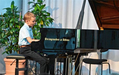 Der zehnjährige Anton Steinkühler am Konzertflügel. Foto Musikschule Rosenheim e.V.