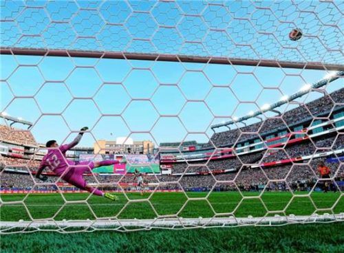Deutschlands Jonathan Tah (hinten) verschießt einen Elfmeter gegen den paraguayischen Torhüter Orlando Gill im WM-Sechzehntelfinale. Foto dpa