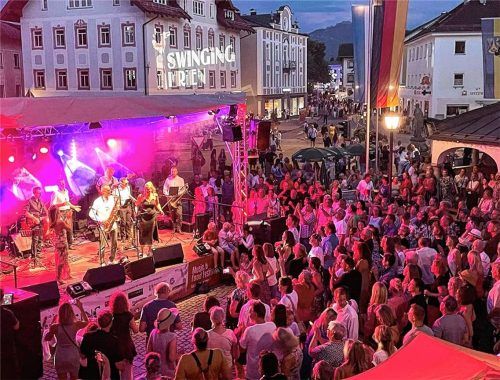 Dicht beieinander stand die Zuhörerschaft beim bunten Festival in Prien. Foto Berger