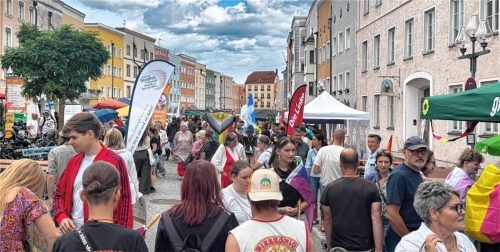Dichtes Gedränge am Stadtplatz: Rund 600 Besucherinnen und Besucher waren nach Schätzung der Polizei in diesem Jahr zum CSD nach Mühldorf gekommen, angereist wurde auch aus München, Landshut, Regensburg und Passau. Fotos Kreibich