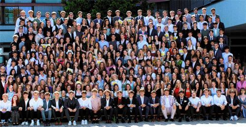 Die Absolventen der FOS/BOS Traunstein des Jahrgangs 2026 versammelten sich für ein letztes gemeinsames Foto. Foto Hobmaier