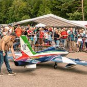 Tausende Zuschauer staunen über Concorde-Modell