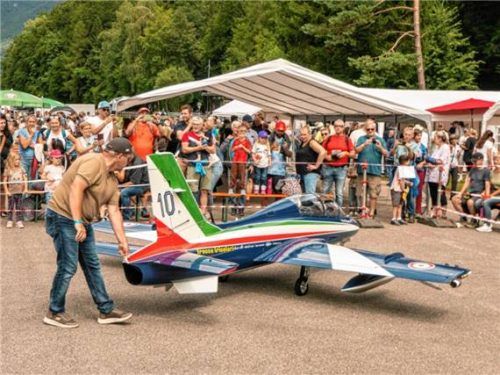 Die Aermacchii MB 339 von Robert Valentin Hannak aus Aichach ist eine exakte Nachbildung der Maschinen der italienischen Kunstflugstaffel „Frecce Tricolori“. Fotos Flug