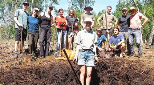 Die Arbeitsgruppe um Initiator Jochner (rechts) bei der Arbeit an der Moorrenaturierung. Foto Martin Jochner