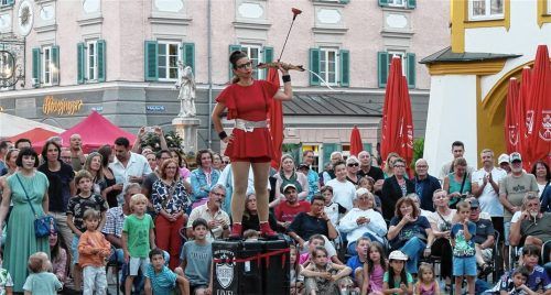Die Aufführungen wie von Her Majesty`s Secret Circus Akrobatik aus den USA begeisterten das Publikum. Fotos Huber