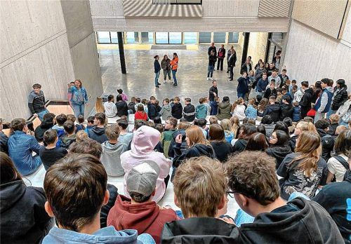 Die Bad Endorfer Mittelschüler haben ihre neue Schule und die moderne Aula (Foto) schon in Besitz genommen. Nun geht der Bau des Schulzentrums weiter, es entstehen Grundschule und Hort. Foto Marktgemeinde Bad Endorf