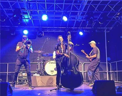 Die Band „Fenzl mit Bäänd“ tritt auf der Bühne auf und sorgt für einen schwungvollen Ausklang der Veranstaltung. Foto Kloster Seeon