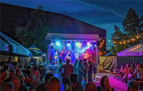 Die Band „Kunst und Krempel“ sorgt am Abend für ausgelassene Stimmung auf der Bühne des Stadtteilfestes. Foto Stadtteilverein Happing e.V.