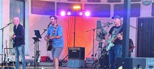 Die Band „UnderCover“ begeistert das Publikum auf der Open-Air-Bühne im Bernauer Kurpark. Foto Tourist-Info Bernau