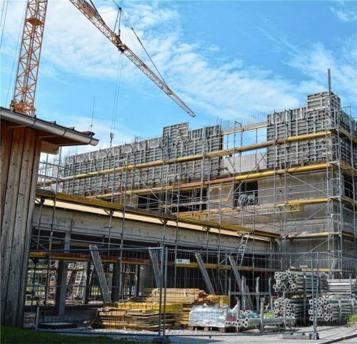 Die Bauarbeiten am neuen Schultrakt sind in vollem Gange. Foto Eder