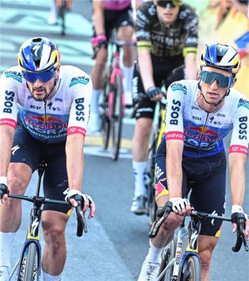 Die beiden Fahrer von Red Bull-BORA-hansgrohe, Nico Denz (links) und Jay Hindley bei der Zielankunft der 17. Etappe der Tour de France in Voiron.Foto Imago