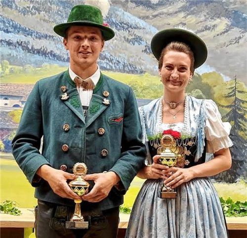 Die beiden punktbesten Teilnehmer des Vier-Vereine-Preisplatteln in Siegsdorf: Miche Mayer aus Siegsdorf (Buam I) und Annemarie Anfang aus Heutau (Dirndl). Foto  Krammer